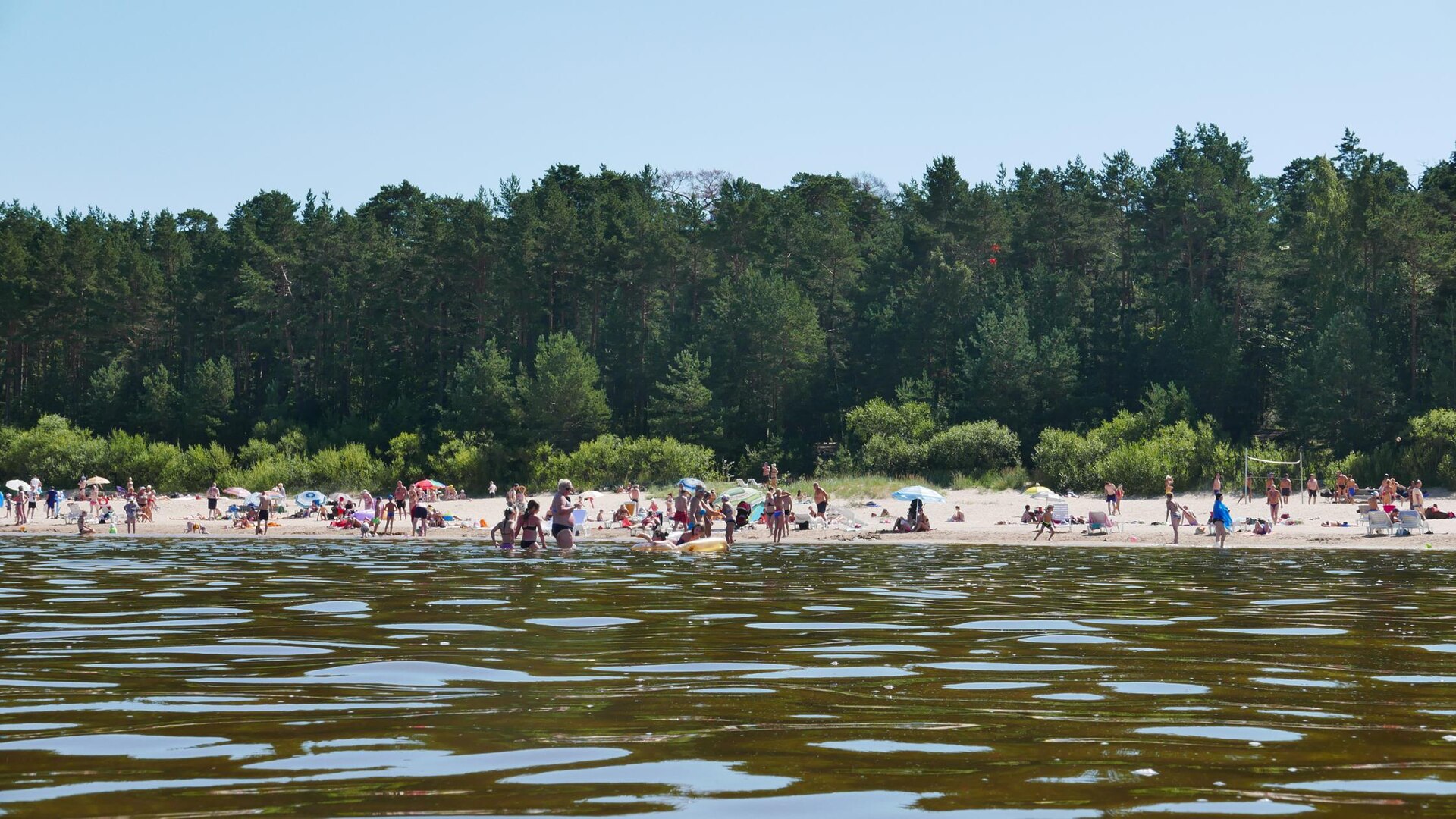 Песчаный пляж Юрмалы у Балтийского моря